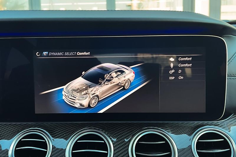 Mercedes-Benz Třídy E (2017) E63S AMG 4Matic+ V8 Biturbo - fotka 80 z 99