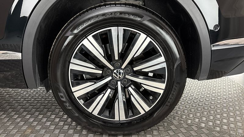 Volkswagen Touareg 3.0 TSI PHEV Tiptronic Eleganc - fotka 18 z 33
