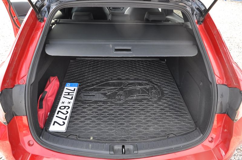 Toyota Corolla 2.0 Hybrid 112kW KOMBI GR - fotka 9 z 18