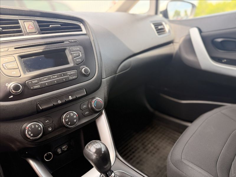 Kia Ceed 1,4 i +LPG 1.MAJITEL ČR DPH - fotka 11 z 22
