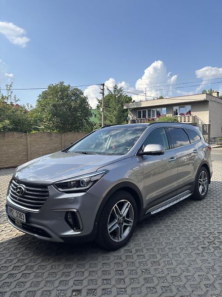 Hyundai Grand Santa Fe (2017) - fotka 2 z 8