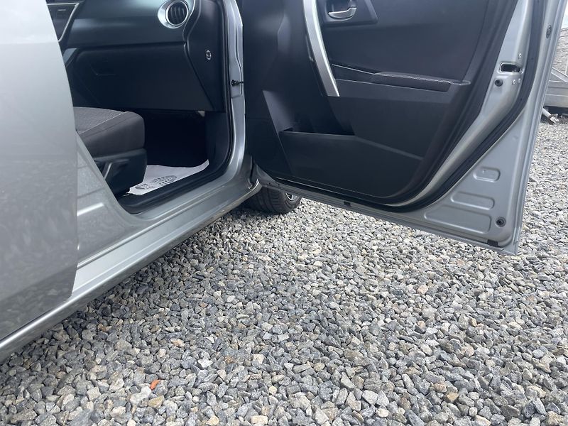 Toyota Auris 1.8i 16v HYBRID AUT SERVIS TOP - fotka 129 z 172