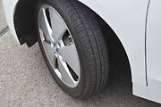 U BMW překvapí úzké pneumatiky.