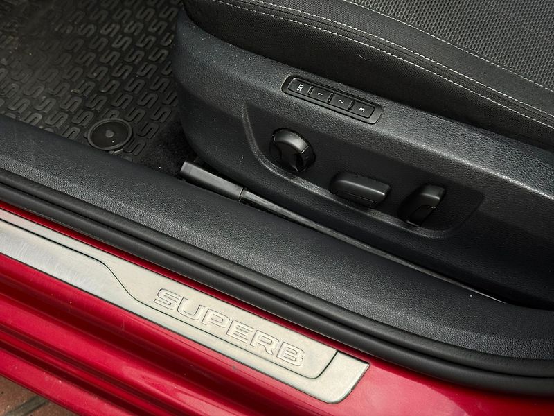 Škoda Superb 2.0TDi F.LED, KAMERA, EL.TAŽNÉ - fotka 16 z 26