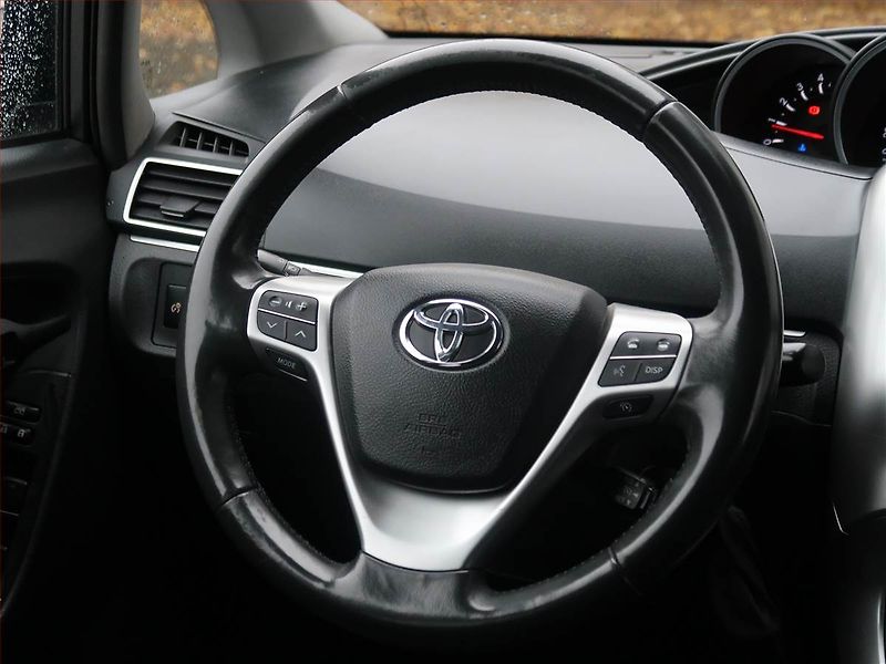Toyota Verso (2013) 2.0 D-4D, 7 míst, Tempomat - fotka 16 z 18