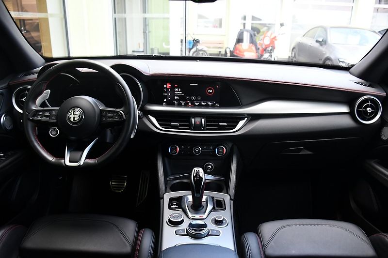 Alfa Romeo Stelvio 2.2 JTDm Competizione Q4 - fotka 5 z 40