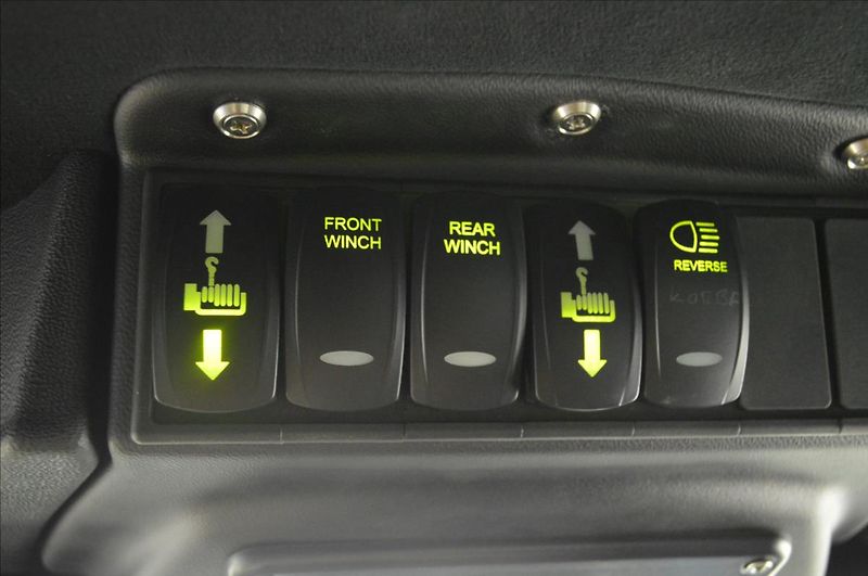 Land Rover Defender 2,5 130 Td5 90kW PO RENOVACI - fotka 24 z 45