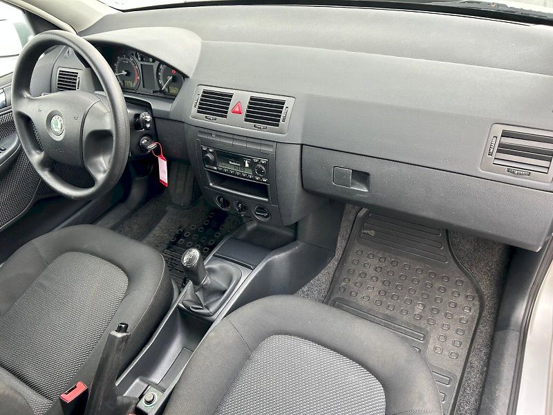 Škoda Fabia (2008) Ambiente 1.2 HTP 47 kW Combi - fotka 15 z 22