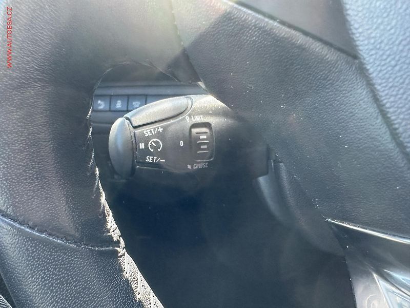 Peugeot 2008 (2014) 1.6HDi, ČR, AT, navi, AC - fotka 14 z 20