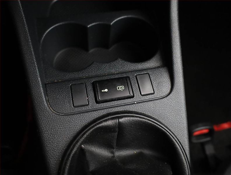Škoda Fabia (2012) 1.2 12V, Park. senzory - fotka 11 z 12