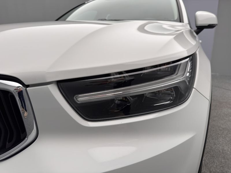 Volvo XC40 B4 AWD MOMENTUM PRO CZ - fotka 16 z 27