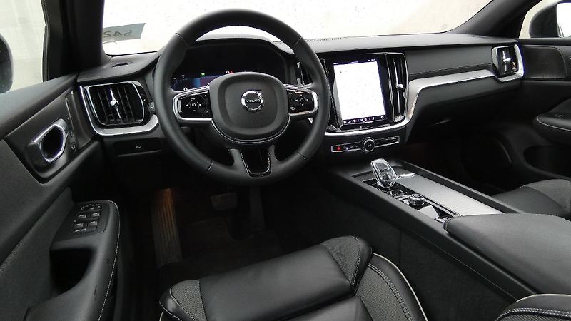 Volvo S60 B5 AWD Ultimate Dark - fotka 5 z 25