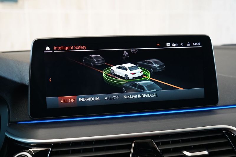BMW Řada 5 M550i xDrive, Nezávislé, Laser - fotka 36 z 50