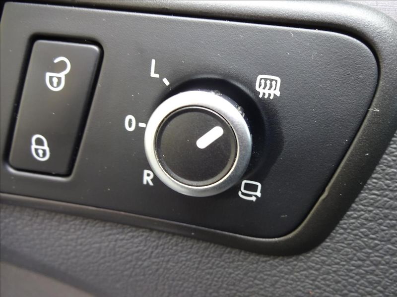 Volkswagen Touran 2,0 TDI 103kW 7.MÍST - fotka 20 z 55