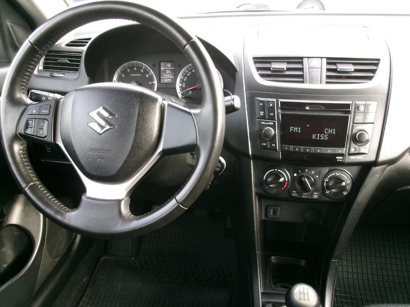 Suzuki Swift (2011) 1,3i KLIMA 4x4 VÝHŘEV USB - fotka 20 z 25