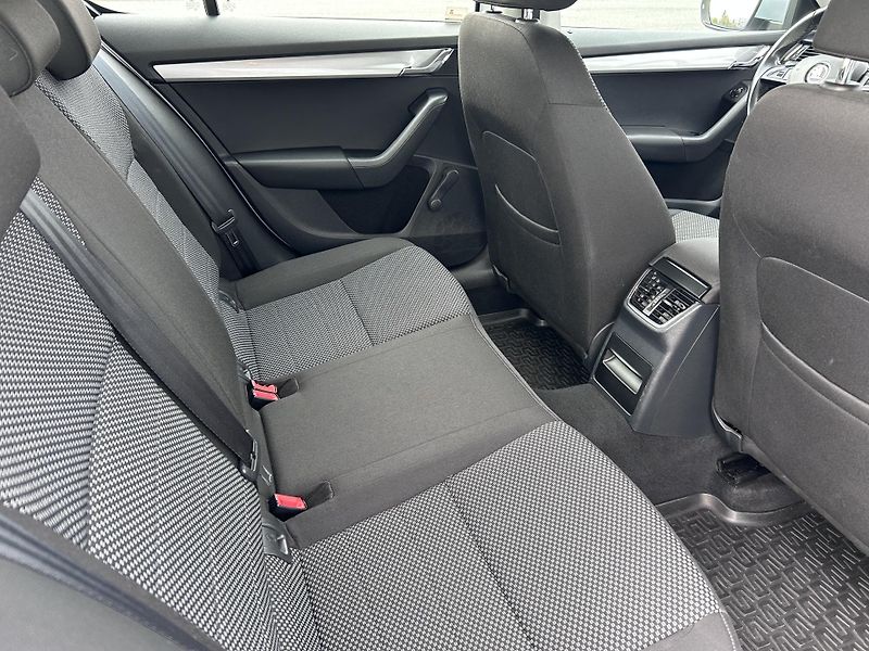 Škoda Octavia 1.2 TSI Ambition - fotka 10 z 35