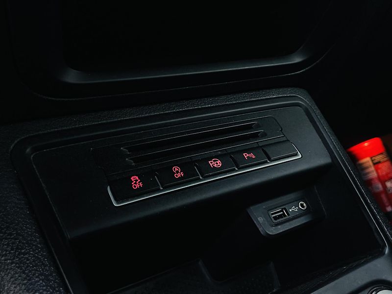 Volkswagen Tiguan 1.4TSI MANUÁL SENZORY TAŽNÉ  - fotka 37 z 45