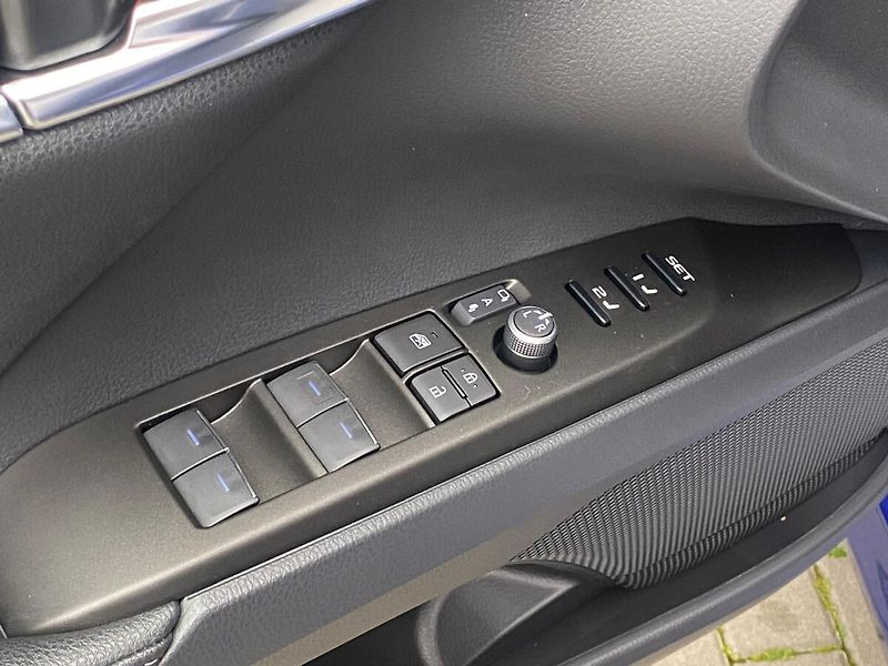 Toyota Camry 2,5 Hybrid Executive VIP - fotka 18 z 38