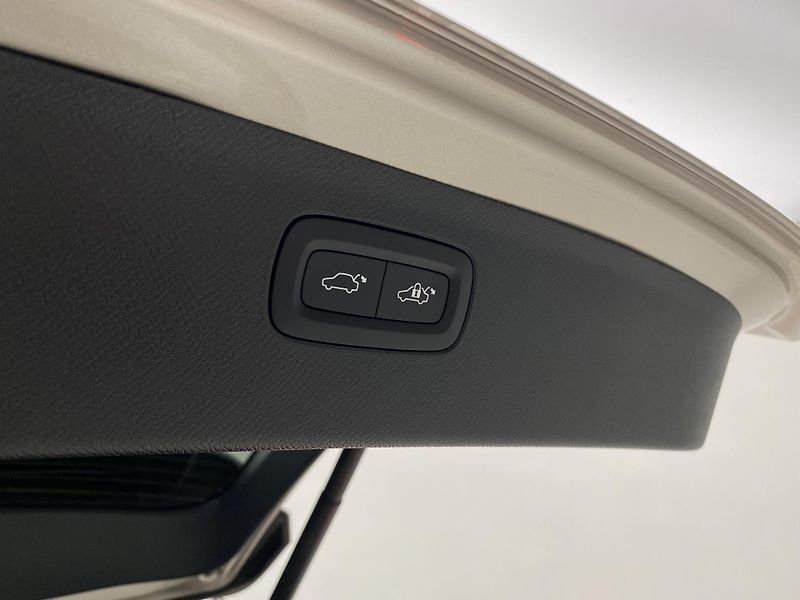 Volvo XC90 (2026) B5 AWD AUT DARK PLUS 7míst - fotka 21 z 67