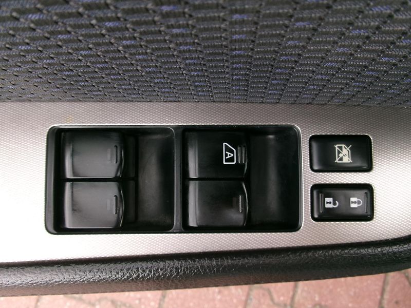Nissan Tiida (2009) 1,6 16V AC ALU HF BT - fotka 19 z 26