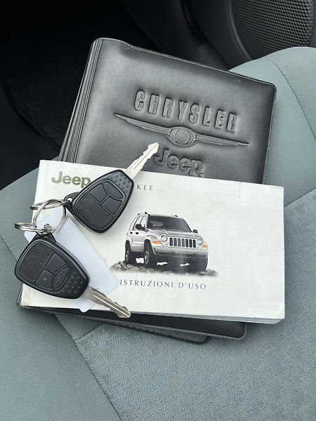 Jeep Cherokee 2.8CRD 4x4 MANUÁL 6 R.ST. - fotka 31 z 38