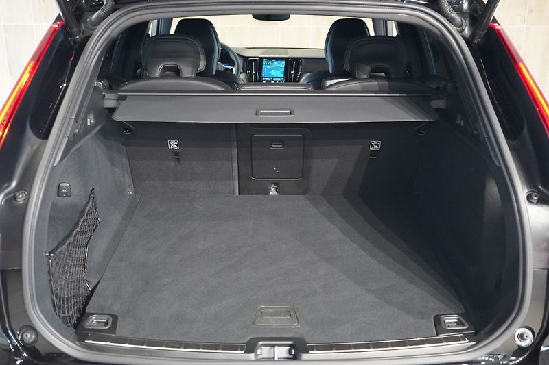 Volvo XC60 B5 Plus Black Edition, 360° - fotka 13 z 44