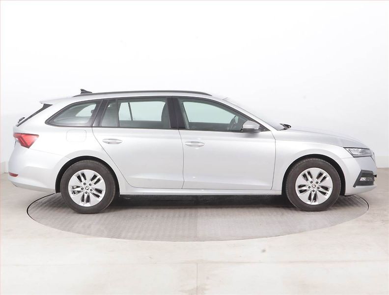 Škoda Octavia (2023) Ambition 2.0 TDI, ČR,1.maj - fotka 6 z 15