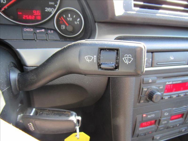 Audi A4 1,6 i 75kW Sedan - fotka 18 z 29
