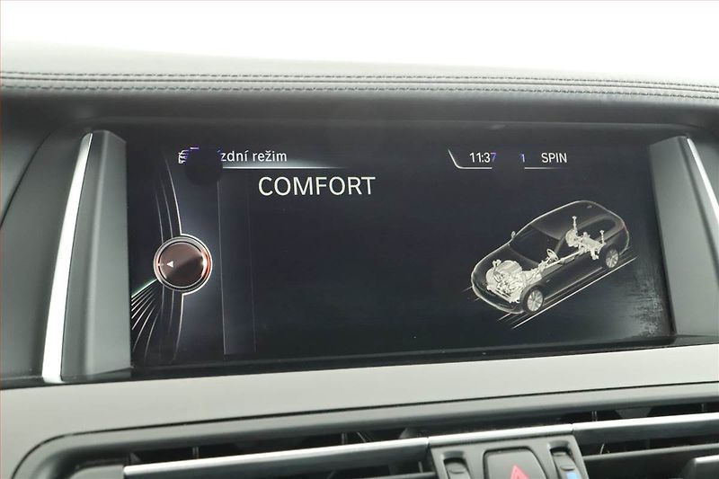 BMW Řada 5 (2015) Individual 530d xDrive, 4X4 - fotka 13 z 21