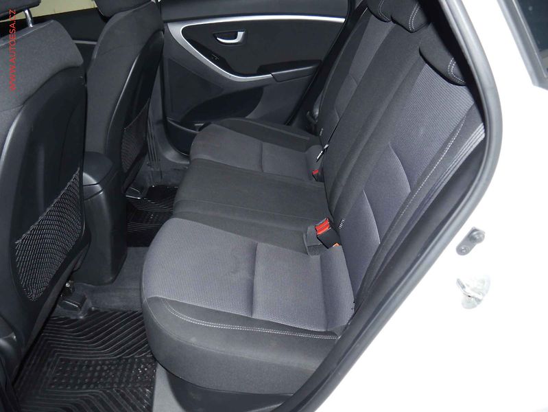 Hyundai i30 (2014) 1.6 GDi, ČR, Temp. park. - fotka 10 z 20