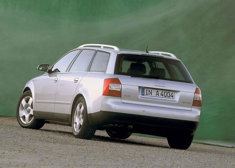Audi A4 se v první generaci chlubila nápaditými propagačními snímky.