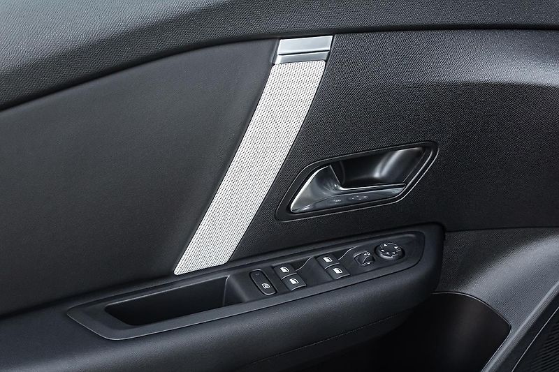 Citroën C4 1,2 MAX 130k Automat + ZIMA - fotka 9 z 18