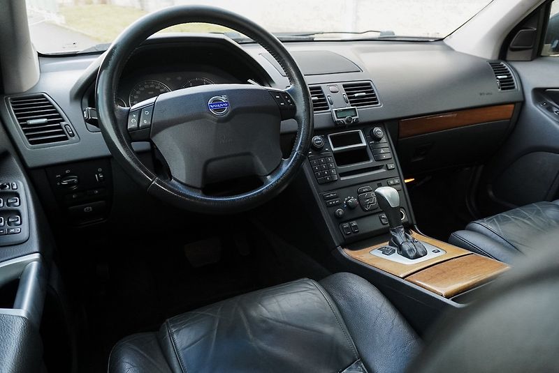 Volvo XC90 2,4D D5 EXECUTIVE AWD 120KW - fotka 16 z 22