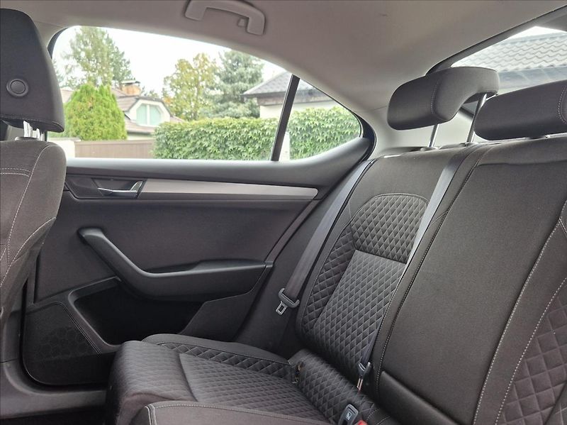 Škoda Superb 2,0 TDI 4x4 WEBASTO KAMERA TAŽ - fotka 14 z 41