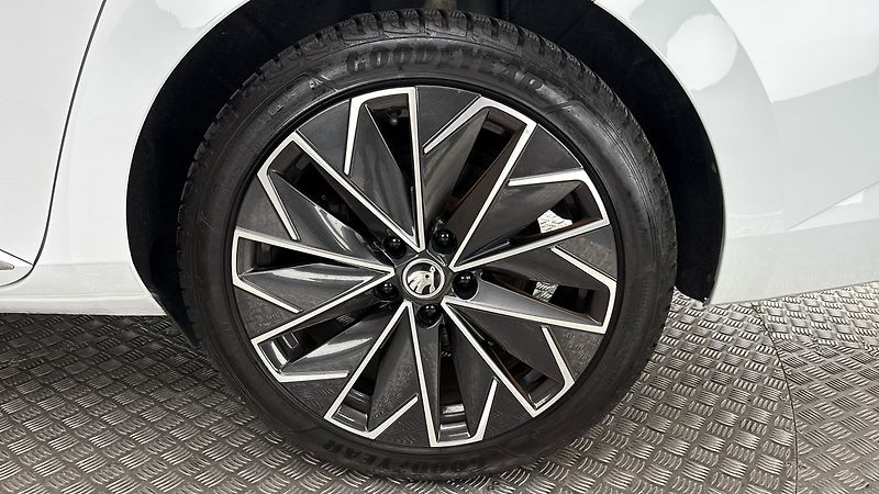 Škoda Superb 2.0 TDI DSG 4x4 L&K Combi - fotka 19 z 33