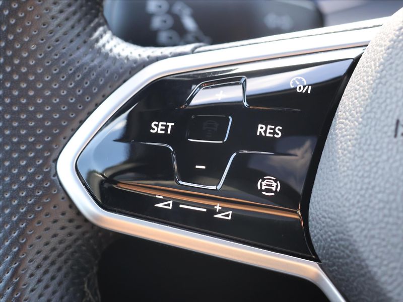 Volkswagen Golf 2,0 TSI GTI 180kW Virtual DPH - fotka 19 z 36