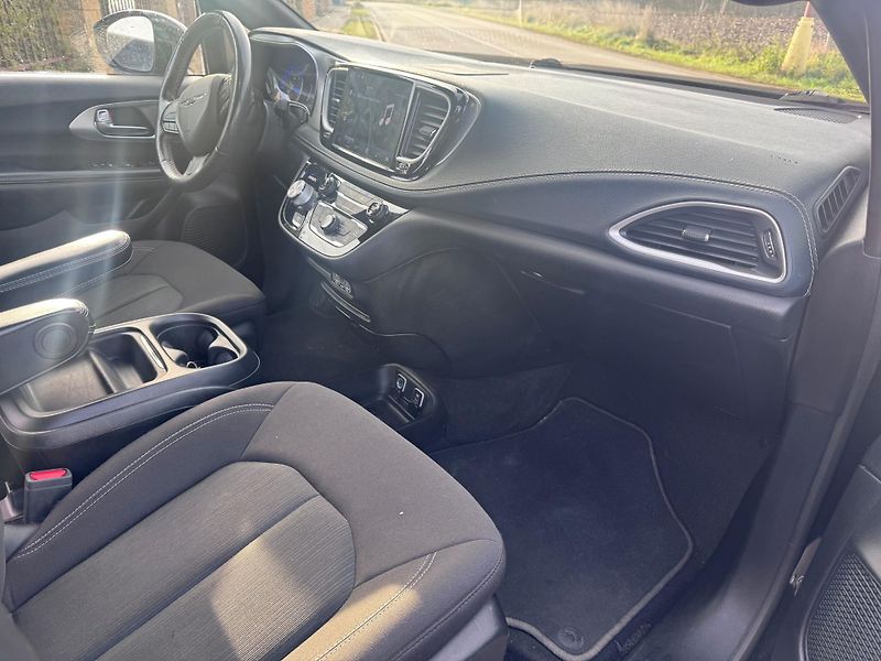 Chrysler Pacifica (2021) 3,6 4x4 AWD DVD RADAR 2021 - fotka 13 z 20
