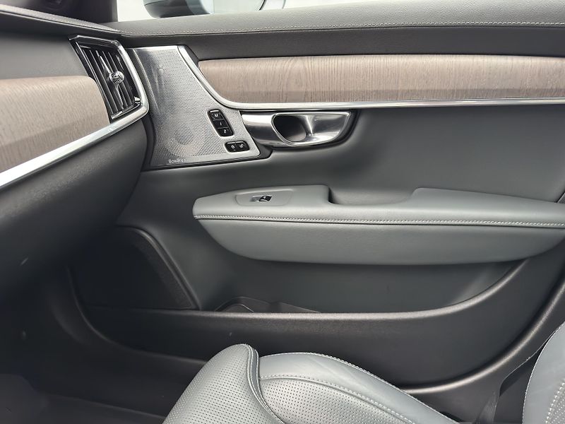 Volvo V90 CC D4 AWD PRO AUT - fotka 31 z 52