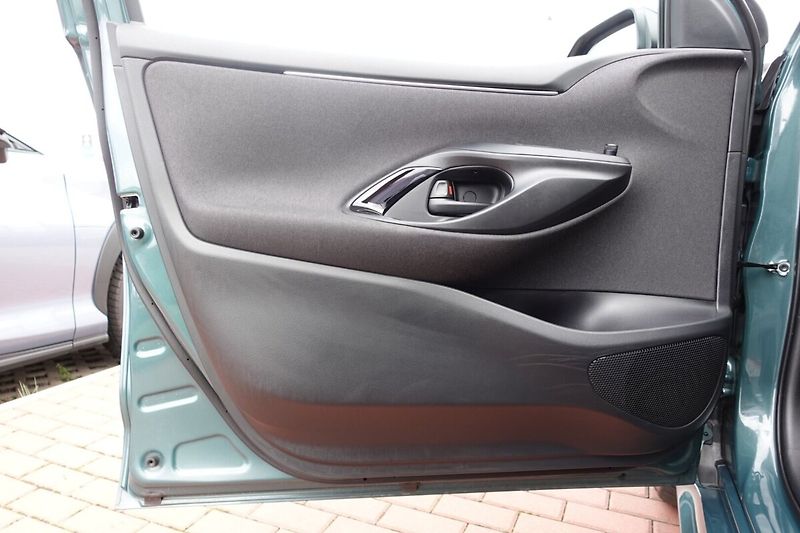 Toyota Yaris 1,5 HEV Style - fotka 9 z 32
