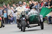 Na akci Jízda do vrchu a výstava historických vozidel se představilo na tři sta automobilů a motocyklů.
