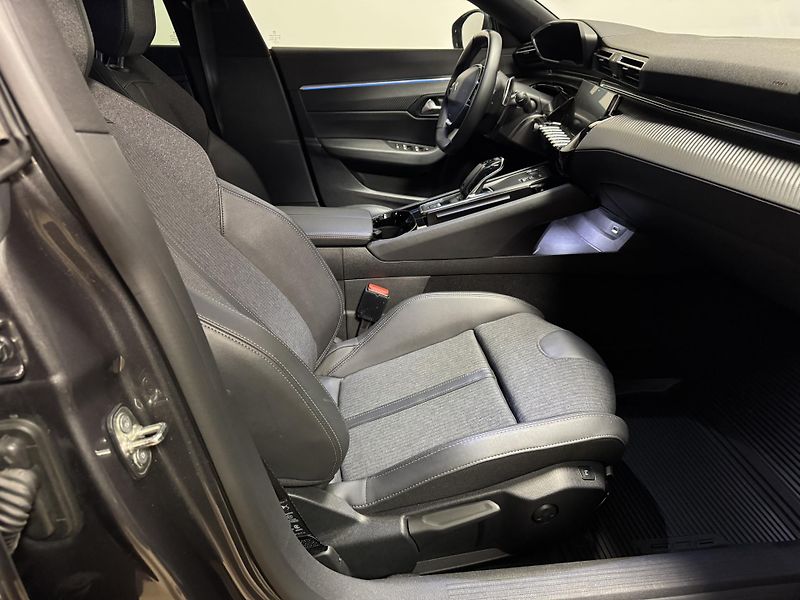 Peugeot 508 (2023) SW BlueHDi130 EAT8 ALLURE - fotka 31 z 40