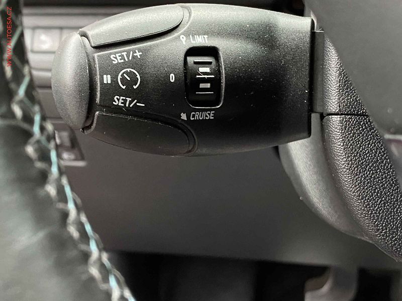 Peugeot 2008 (2019) 1.2 PT, Crossway, panor, navi - fotka 13 z 17