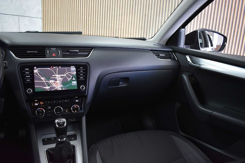 Škoda Octavia 1.6 TDI 85kW *MirrorLink*ACC* - fotka 9 z 40