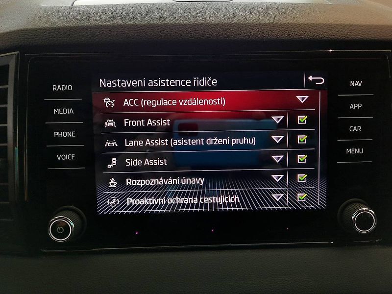 Škoda Karoq (2021) Sportline 1.5 TSI (110kW/150k) - fotka 18 z 25