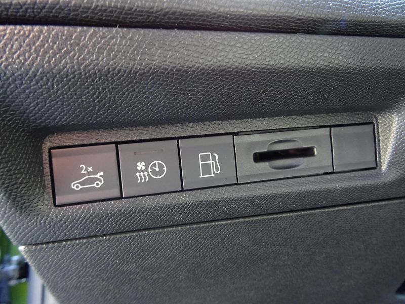 Peugeot 408 (2026) GT Plug-in HYBRID 240 e-DCS7 - fotka 23 z 55