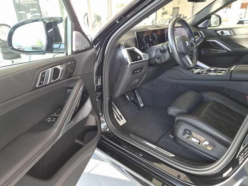 BMW X6 M60i xDrive - fotka 13 z 40
