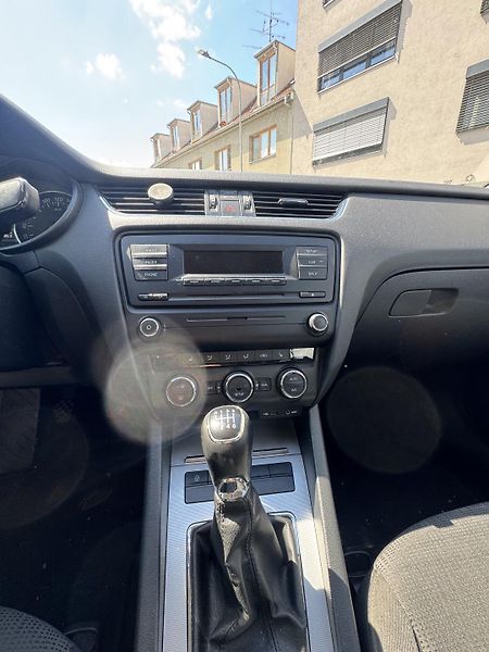 Škoda Octavia 2.0 TDi ČR digi klima - fotka 15 z 16