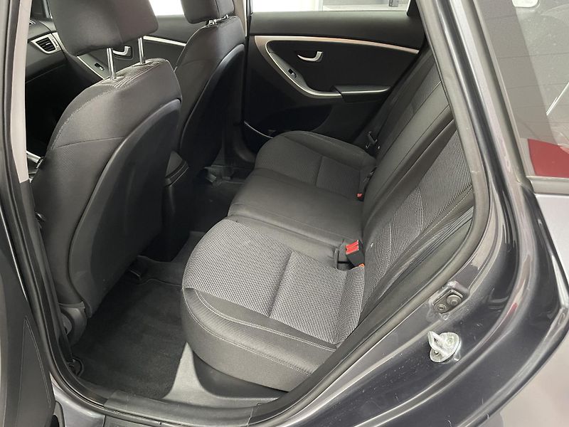 Hyundai i30 1.6 i 88kW ČR 1.MAJ.REZERVACE  - fotka 18 z 23