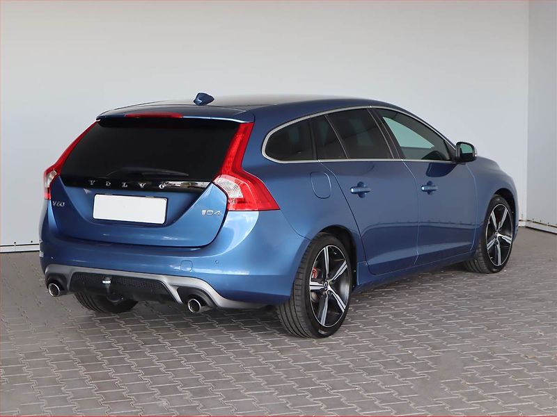 Volvo V60 (2018) R-Design D4 2.0, Automat, Kůže - fotka 4 z 19