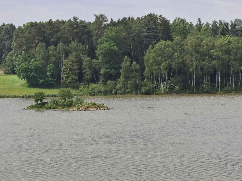 Pro ornitologa ráj, pro běžného turistu zážitek. To je Dračí jezero.